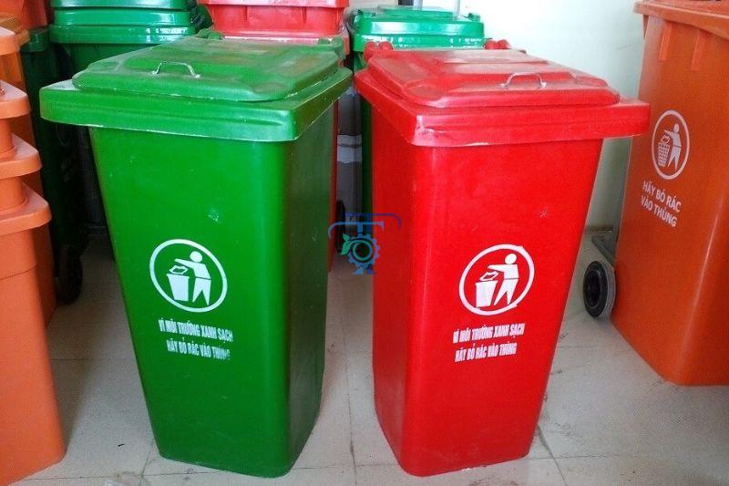 Thùng rác nhựa composite 120 lít màu xanh và màu đỏ