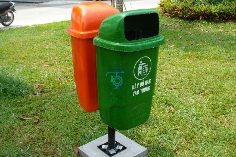 Thùng rác nhựa được đặt ở công viên