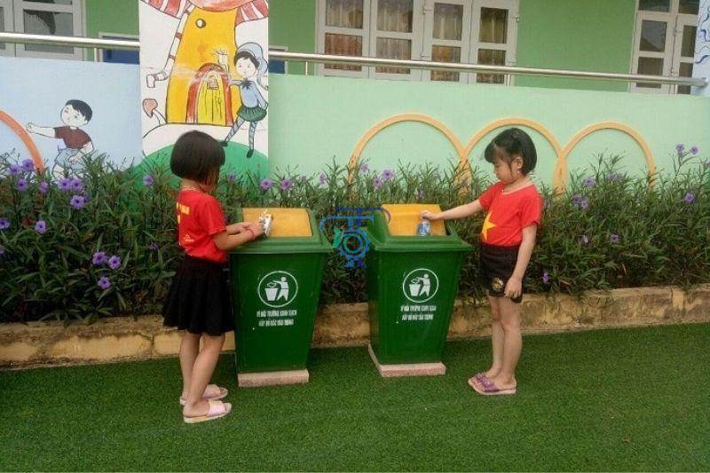 Thùng rác nhựa được đặt ở trường học Thùng rác nhựa được đặt ở trường học